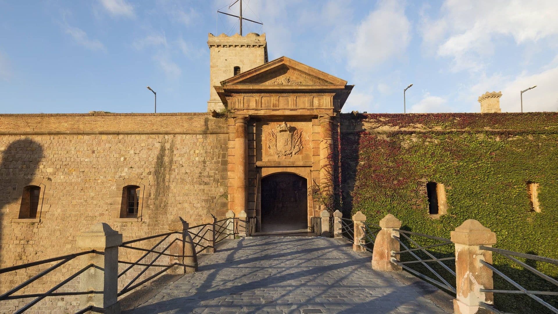 Barcelona Old Town with Montjuic Castle, Cable Car and Magic Fountain show